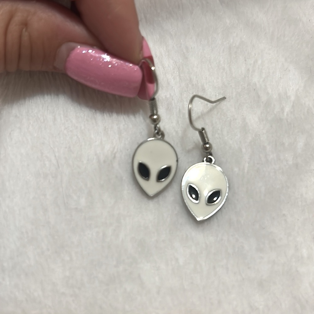 🩵3/$18🩵 Alien Face Dangle Earrings - Picture 2 of 2